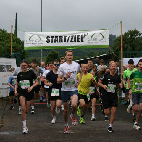 Kurz nach dem Start des 11km-Laufs im Rahmen des 13.Windecker-Sommerlaufs
