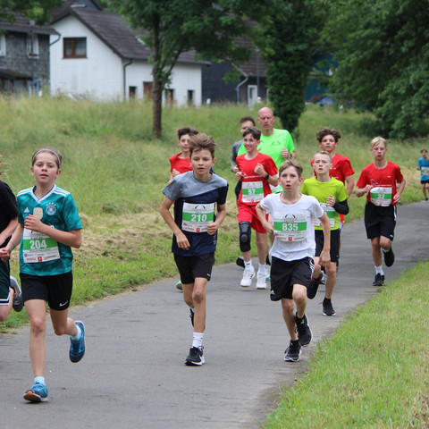 Viele junge Teilnehmer des 13.Windecker-Sommerlaufes 2025 auf dem Siegweg