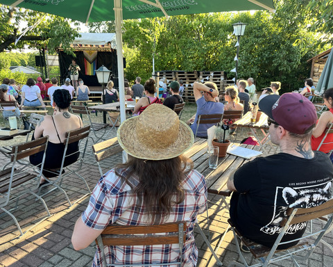 Publikum von weit hinten mit Bühne quer.jpg