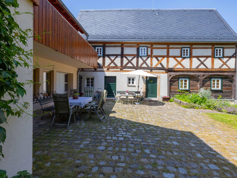 Großer Hof mit Terrasse