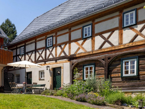 Großer Hof mit Kräuterbeet