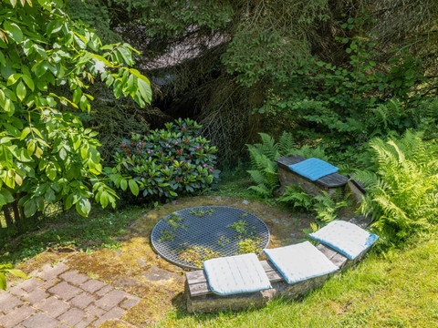 Sandsteinbrunnen im Grundstück