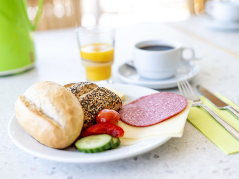 Hotel_Heilemann_Frühstücksraum_Teller_Kaffee.jpg