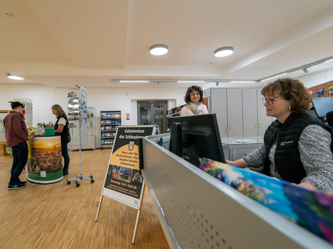 Tourist-Information im Foyer des Rathauses