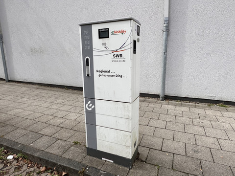 E-Tankstelle am Rathausplatz Stehende E-Ladesäule auf einem gepflasterten Gehweg vor einer hellen Gebäudewand