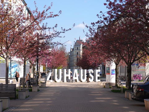 Chemnitzer Brühl im Frühling mit "Zuhause" Zeichen