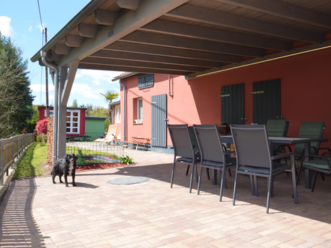 überdachte Terrasse mit Gartenmöbel