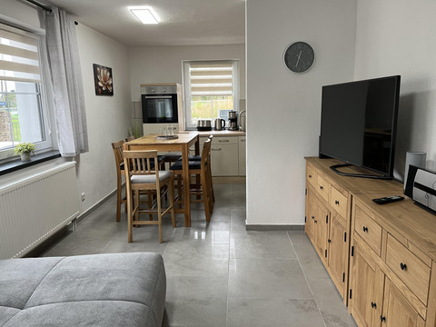 WOHNZIMMER/KÜCHE