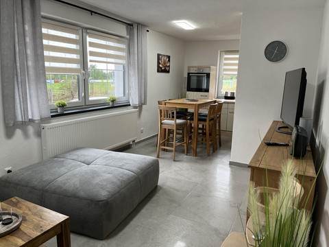 WOHNZIMMER/KÜCHE
