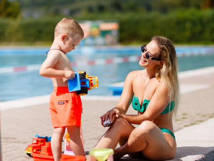 freibad-baxenteich-sonneberg-sommer-beckenrand-wasser-mutter-kind-CR-sonnebad-sonneberg.jpeg Freibad Baxenteich Sonneberg Mutter Kind Beckenrand
