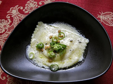 Dinner and Concert Riesige Ravioli in Butter-Sahnesauce mit Lauch und Pinienkernen in schwarzer Schale