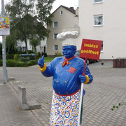 riedels-grilleck-aufsteller Lebensgroße blaue Kochfigur am Straßenrand