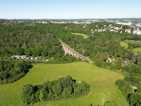 Blick auf die Syratalbrücke