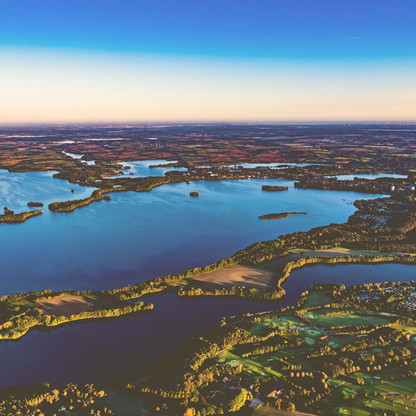 Seen- Kette und Uferbereiche des Vierer Sees in Bösdorf im Bundesland Schleswig-Holstein, Deutschland