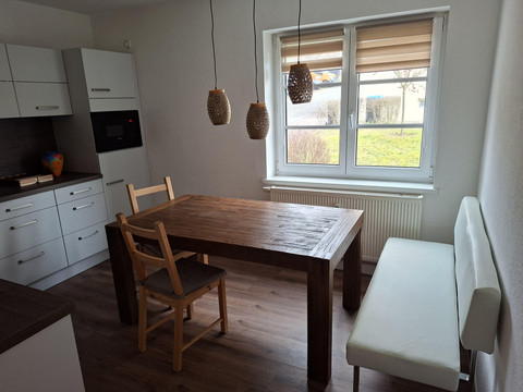 Küche - mit großem Tisch