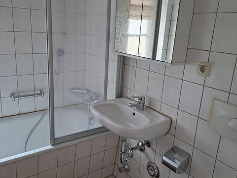 Bad - mit Wanne und beleuchtetem Spiegelschrank