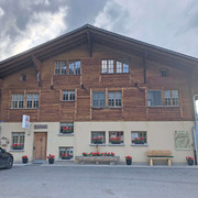Restaurant Springenboden exterior view Fassade des Restaurantgebäudes, rote Geranien stehen vor den FensternFacade of the restaurant building, red geraniums in front of the windowsFaçade du bâtiment du restaurant, des géraniums rouges sont placés devant les fenêtres