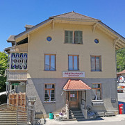 Exterior view in summer Gebäudefront des Höfli PubsFront of the Höfli Pub buildingFaçade du bâtiment du Höfli Pub