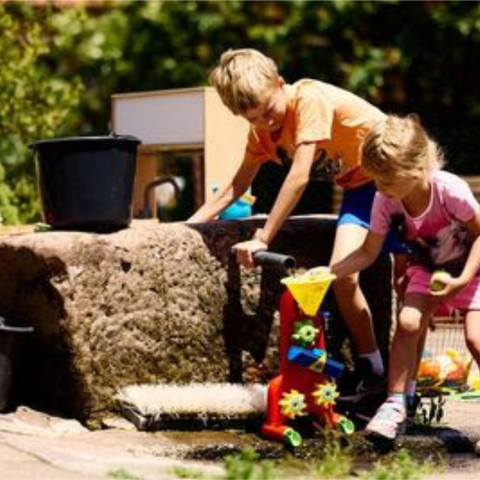 Vogtsmichelhof Alpirsbach Kinder Spielen mit Wasser Vogtsmichelhof Alpirsbach Kinder Spielen mit Wasser