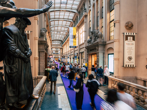 Mädler-Passage - Shopping in Leipzig Blick in die berühmte Mädler-Passage mit dem Auerbachs Keller und den Statuen von Mephisto und Faust