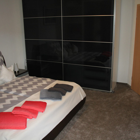 Schlafzimmer Schlafzimmeransicht mit Schrank