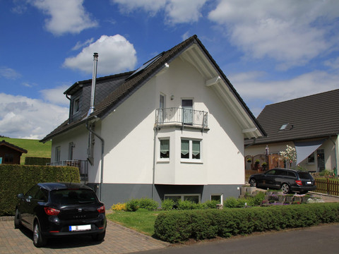 Außenansicht mit Parkplatz