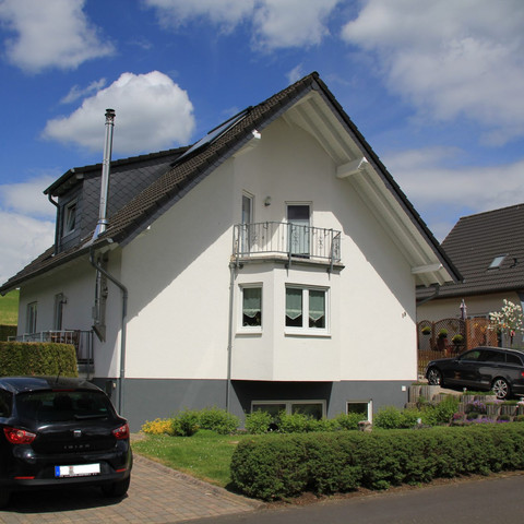 Außenansicht mit Parkplatz