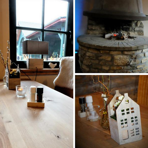Hof-Café Ein gemütliches Café-Ambiente mit Holztisch, Kamin und dekorativen Elementen in einem ländlichen Stil.