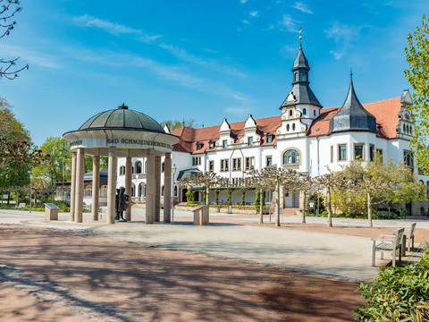 Kurhaus mit Brunnen in Bad Schmiedeberg, Start- bzw. Endpunkt der Heide-Biber-Tour