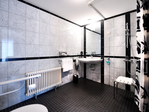 Blick in ein Badezimmer eines barrierefreien Zimmers