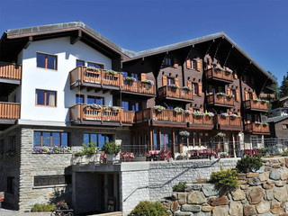 restaurant-hotel-aletsch-bettmeralp-aussenansicht-sommer-1