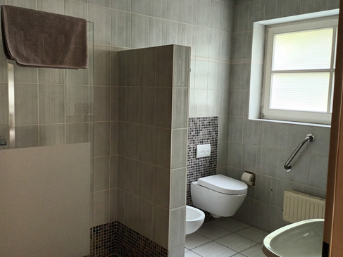 20220925_142848 Bad unten mit Dusche.jpg