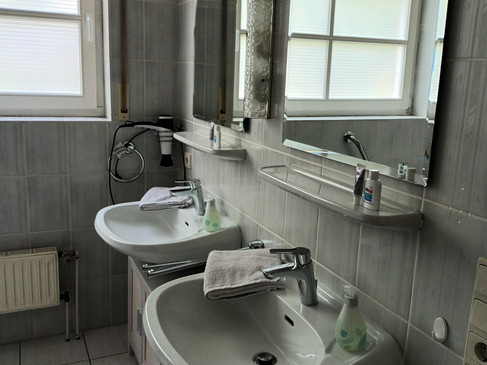 20220925_143026 Bad unten mit Waschbecken.jpg