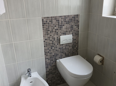 20220925_143035 Bad unten mit Toilette + BD.jpg