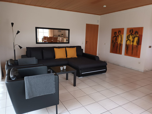 20240208_141923 Wohnzimmer unten mit Sofa.jpg