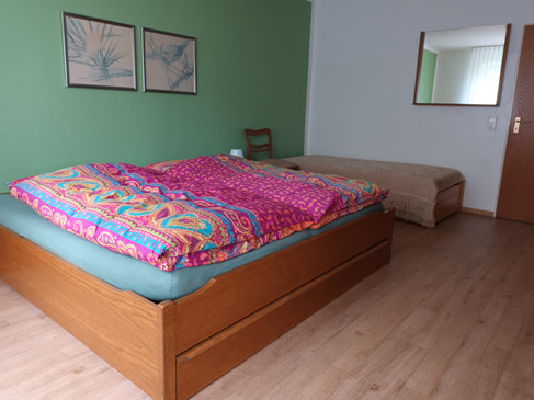 20260206_123258 Schlafzimmer unten Doppelbett+Einzelbett.jpg
