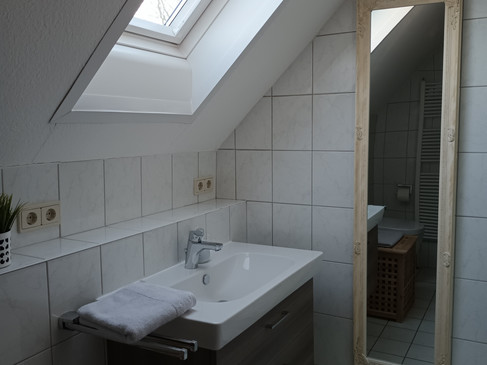 20240110_162046 Bad oben mit Waschbecken Spiegel.jpg