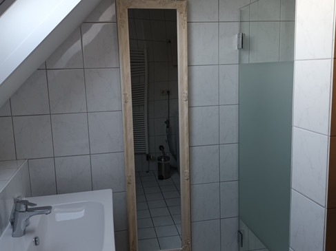 20240110_162218 Bad oben mit Dusche Waschbecken Spiegel.jpg