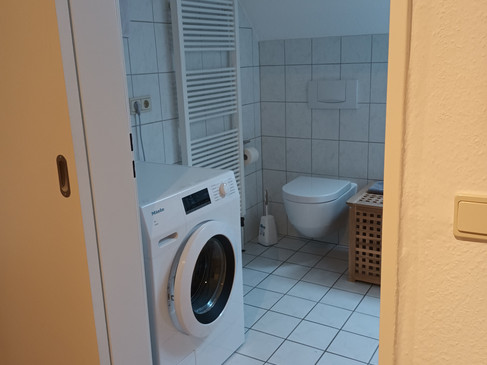 20251219_120623 Bad oben mit Waschmaschine.jpg