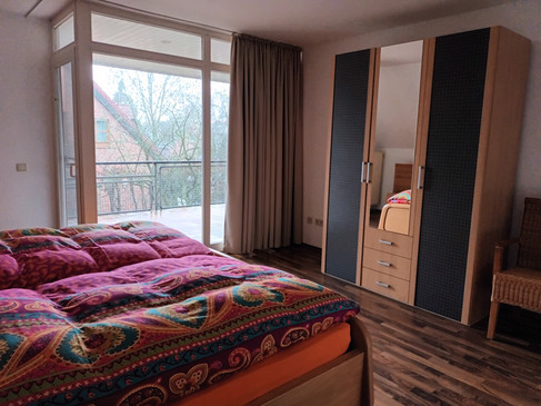 20251219_120357 Schlafzimmer oben Doppelbett u Schrank.jpg