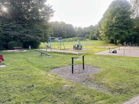Freizeitpark Lindlar Spielplatz im Freizeitpark Lindlar mit Wiesen, Schaukeln, Klettergerät und Bäumen