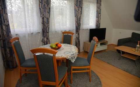 Ferienwohnung Schadler, Wohnzimmer mit TV Ferienwohnung Schadler, Wohnzimmer mit TV