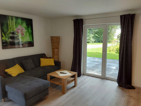 Ferienhaus am Mühlenteich, Couch mit Sicht nach draußen Ferienhaus am Mühlenteich, Couch mit Sicht nach draußen