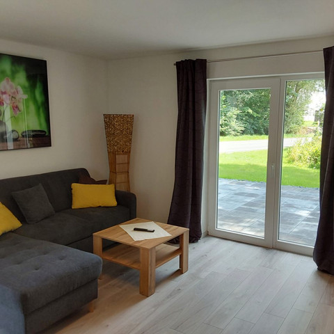 Ferienhaus am Mühlenteich, Couch mit Sicht nach draußen Ferienhaus am Mühlenteich, Couch mit Sicht nach draußen