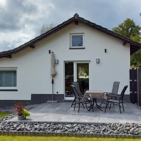 Ferienhaus am Mühlenteich, Haus- und Terrassenansicht Ferienhaus am Mühlenteich, Haus- und Terrassenansicht
