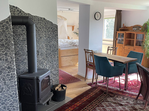 Ferienwohnung Michel Innenaufnahme Kamin und Bett Ferienwohnung Michel Innenaufnahme Kamin und Bett