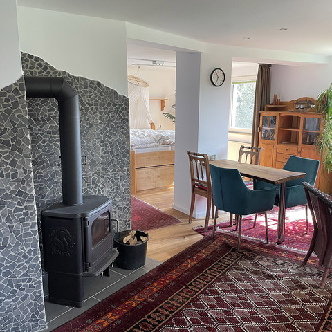 Ferienwohnung Michel Innenaufnahme Kamin und Bett Ferienwohnung Michel Innenaufnahme Kamin und Bett