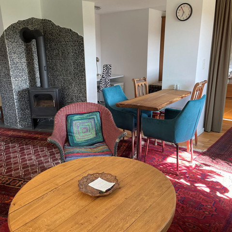 Ferienwohnung Michel Innenaufnahme Kamin und Tisch Ferienwohnung Michel Innenaufnahme Kamin und Tisch