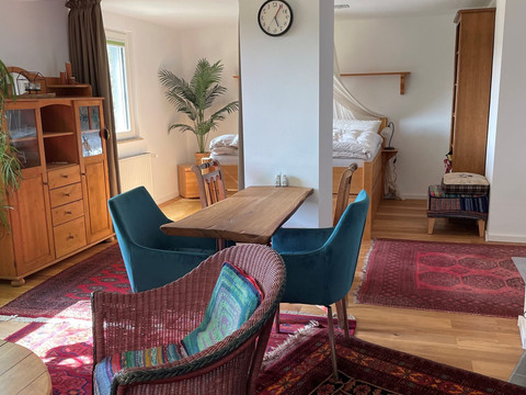 Ferienwohnung Michel Innenaufnahme Wohn- und Schlafbereich Ferienwohnung Michel Innenaufnahme Wohn- und Schlafbereich