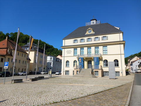 Deutsches Uhrenmuseum Glashütte Eingang mit Werbung zur Sonderausstellung